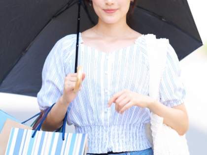 ユニクロ、持ち歩ける日陰「東レの生地はガチだよ…涼しさが違う」→ネット民「控えめに言って神だ」「ウワサは本当だった」「男性におすすめ」「今年はこいつと夏乗り越えるしかないな」「東レはガチ」（1）